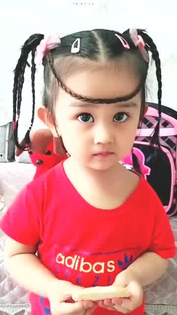 小孩吓得不敢吃瓜